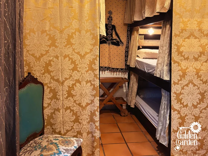 Cama com cortina, luz individual e toalhas