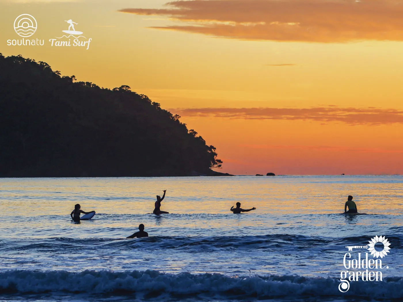 Surfistas ao pôr do sol