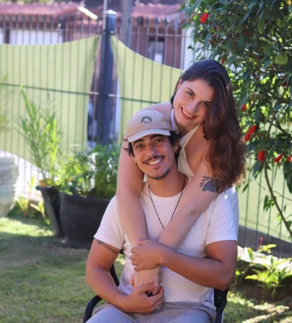 Lu e Marcelo, fundadores do Golden Garden House, no jardim