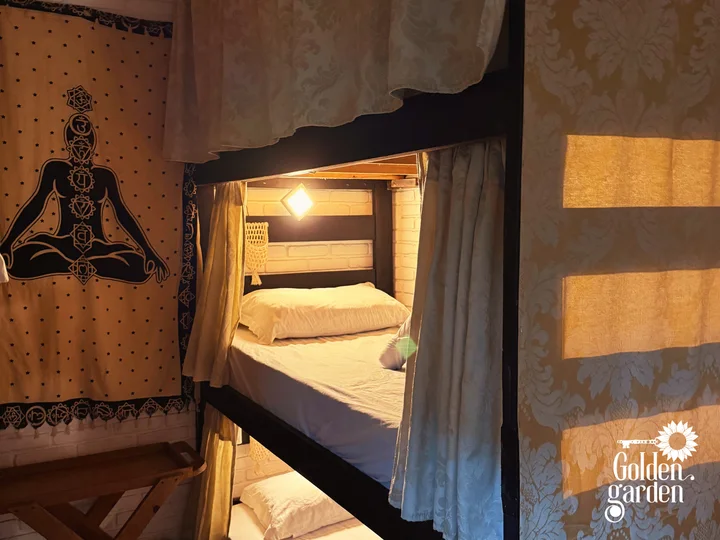 Cama do beliche com cortina e luz de leitura